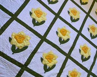Quilt Yellow Daffodil Unusual Large Lovely Quilt 98x82
