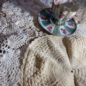Kleed- of tafelkleed rond wit of gebroken wit vintage gehaakt of kant