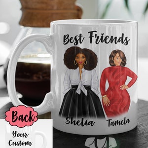Pode incluir: Caneca de cer&acirc;mica branca com uma ilustra&ccedil;&atilde;o em preto e vermelho de duas mulheres com o texto "Best Friends" e os nomes "Shelia" e "Tamela" impressos abaixo da ilustra&ccedil;&atilde;o.