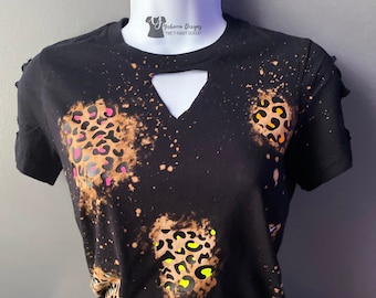 Camisa desgastada con decoloración para mujer, camisa con estampado de leopardo arcoíris, camisa de festival, camisa hippie, camisa rota, cuello en V, regalos para el Día de la Madre
