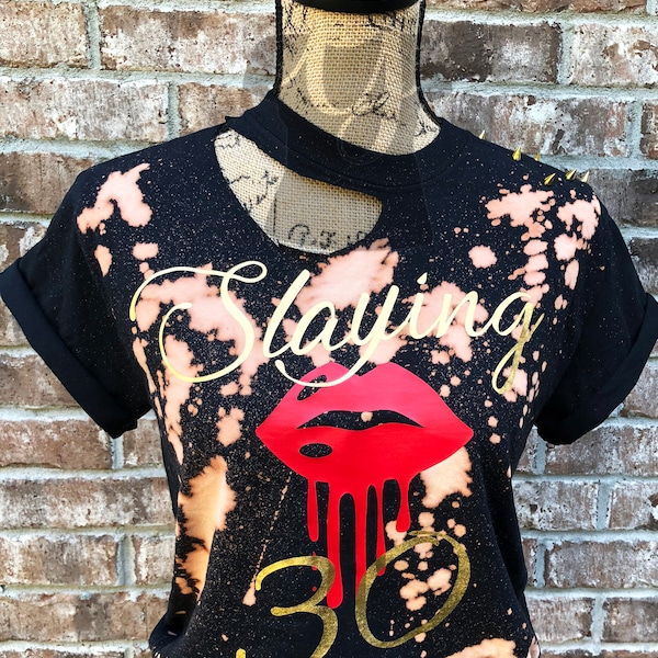 Verouderd verjaardagsshirt gebleekt voor vrouwen, PAS aan met JE LEEFTIJD, Dirty 30, Doden 30, Birthday Slay-shirt, kies je lipkleur