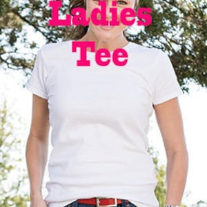 Puede incluir: Una camiseta blanca Gildan Ladies Tee. La camiseta es lisa y tiene cuello redondo.