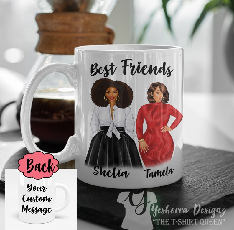 Pode incluir: Caneca de cer&acirc;mica branca com uma ilustra&ccedil;&atilde;o em preto e vermelho de duas mulheres com o texto "Best Friends" e os nomes "Shelia" e "Tamela" impressos abaixo da ilustra&ccedil;&atilde;o.