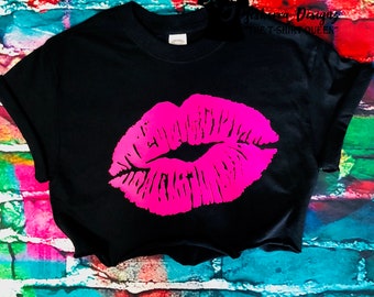 トップス KISSES ON OG LABEL TEE PINK KISSES ON OG LABEL TEE PINK – BlackEyePatch