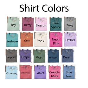 Puede incluir: Una carta de colores titulada Shirt Colors que muestra veinte camisetas dobladas en varios tonos, incluyendo Bay, Berry, Blossom, Blue Spruce, Grey, Seafoam, Yam, Ivory, Neon Pink, Orchid, Pepper, Grape, Moss, Midnight, Denim, Chambray, Watermelon, Violet, Crunchberry y Blue Jean.