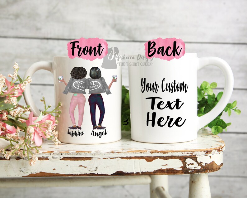 Puede incluir: Taza de cer&aacute;mica blanca con una ilustraci&oacute;n en blanco y negro de dos mujeres sosteniendo tazas de caf&eacute;. El texto "Be Friends" est&aacute; en la parte delantera de la taza. El texto "Your Custom Text Here" est&aacute; en la parte posterior de la taza.