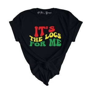 Könnte beinhalten: Schwarzes T-Shirt mit dem Text "It's the locs for me" in roten, gelben und grünen Buchstaben.