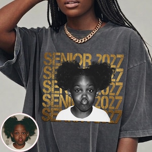 Camiseta personalizada para graduados de 2027 – Camiseta de graduación personalizada - Primer día de clases - Retrato de último año - Colores cómodos - 21 colores