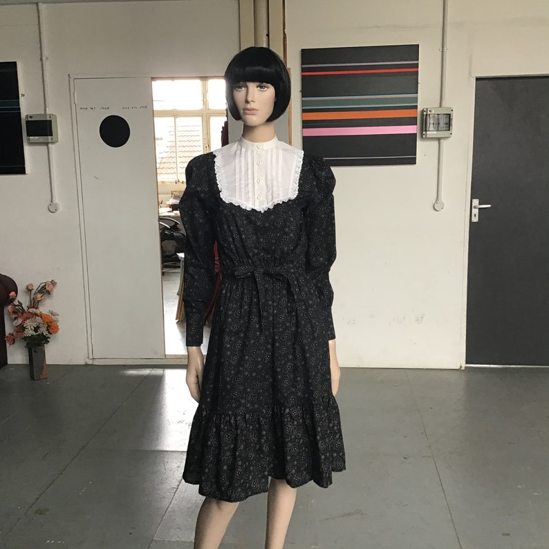 70s Black /& White COTTON Lace Trim FRILLED Hem BIB Front Dress Victoriana UK1012