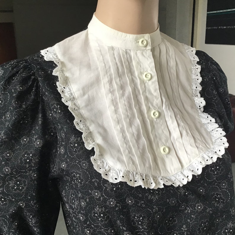 70s Black /& White COTTON Lace Trim FRILLED Hem BIB Front Dress Victoriana UK1012