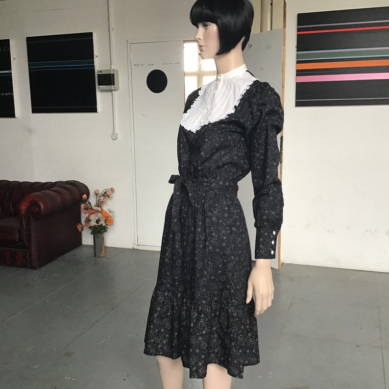 70s Black /& White COTTON Lace Trim FRILLED Hem BIB Front Dress Victoriana UK1012