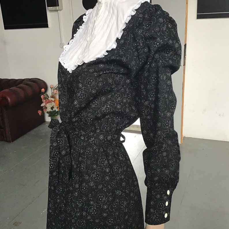 70s Black /& White COTTON Lace Trim FRILLED Hem BIB Front Dress Victoriana UK1012