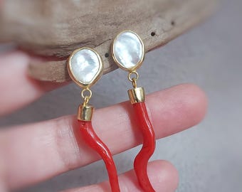 Förgyllda hängande örhängen i sterlingsilver, röd korall och barockpärla