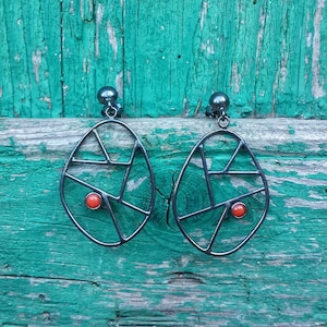 Brincos geométricos pretos, brincos de prata com coral, brincos pendurados de coral vermelho, brincos contemporâneos de prata oxidada, brincos de declaração