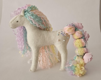 Handgemaakt pastelkleurig ponyornament van vilt | Magische regenboogdecoratie, speelse kinderkamerdecoratie.