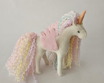 Handgemaakt vilten pastelkleurige Pegasus-ornament | Magische regenboogdecoratie, speelse decoratie voor de kinderkamer