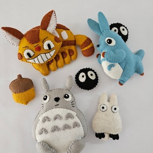 Può includere: Un set di sei peluche in feltro con personaggi del film d'animazione Il mio vicino Totoro. Il set include Totoro, un piccolo Totoro, un gattobus, uno spirito di fuliggine e due conigli. I peluche sono tutti in feltro morbido e hanno dettagli ricamati.