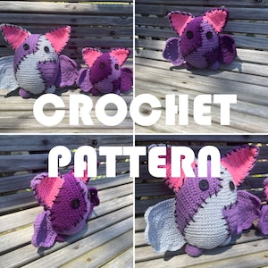 Puede incluir: Patrón de crochet para un murciélago de patchwork morado y rosa con ojos de botón. El murciélago está sentado en un banco de madera. El texto "CROCHET PATTERN" está escrito en letras blancas sobre fondo negro.