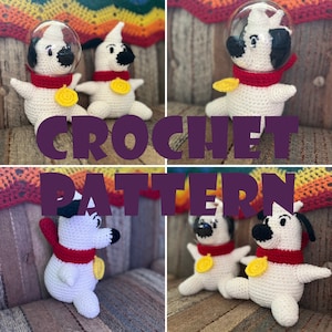Puede incluir: Patrón de crochet para un perro blanco con detalles rojos y amarillos. El perro lleva una bufanda roja y una medalla amarilla. El patrón se llama "Crochet Pattern".