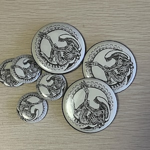 Alien Xenomorph Fanart 2,25 "oder 1,25" Sicherheitsnadel Button Pin Abzeichen