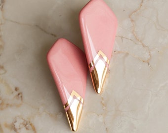 Lindos pendientes de poste rosa con detalles en oro, pendientes de porcelana atrevidos, pendientes geométricos, pendientes minimalistas, joyas hechas a mano para ella