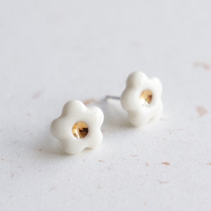 Dainty daisy stud earrings, White floral earrings, Porcelain flower jewelry, Cute gifts for women 画像 1