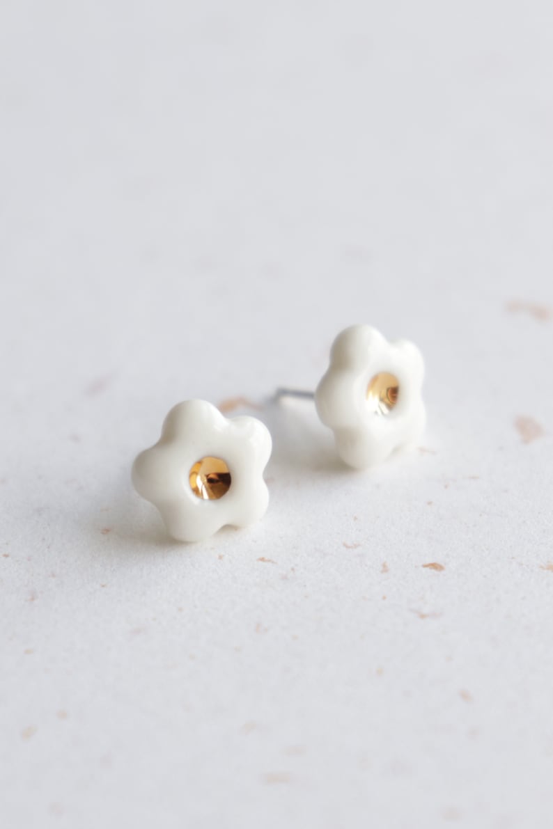 Dainty daisy stud earrings, White floral earrings, Porcelain flower jewelry, Cute gifts for women 画像 1