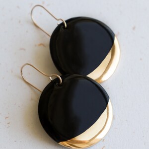 Boucles d'oreilles rondes en porcelaine noire, Bijoux intemporels avec trempette dorée, Boucles d'oreilles minimalistes image 4