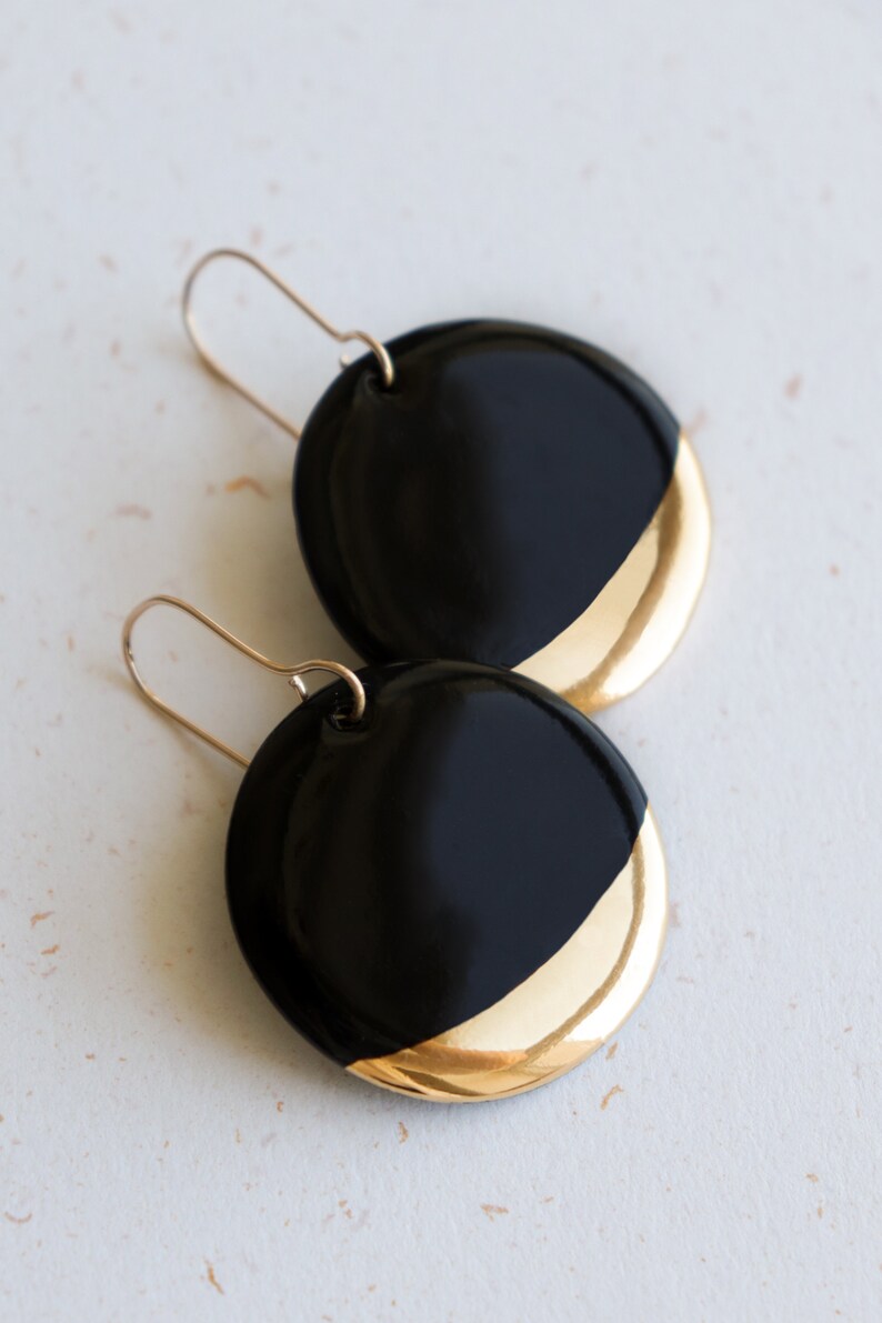 Boucles d'oreilles rondes en porcelaine noire, Bijoux intemporels avec trempette dorée, Boucles d'oreilles minimalistes image 4