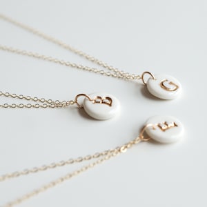 Collier en porcelaine avec gravure, collier initial, cadeau personnalisé, breloque pendentif monogramme fait main, beau cadeau de fête des mères