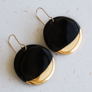 Boucles d'oreilles rondes en porcelaine noire, Bijoux intemporels avec trempette dorée, Boucles d'oreilles minimalistes image 3