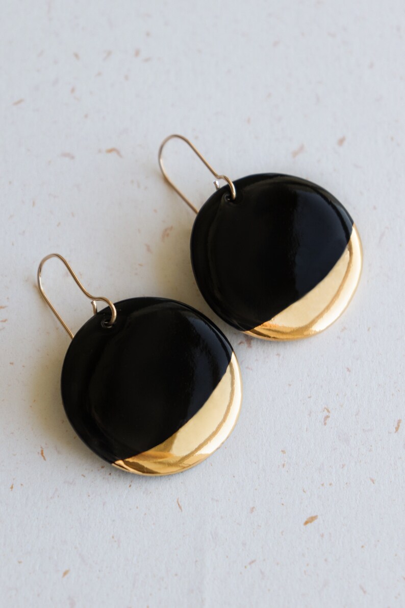 Boucles d'oreilles rondes en porcelaine noire, Bijoux intemporels avec trempette dorée, Boucles d'oreilles minimalistes image 3