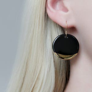 Boucles d'oreilles rondes en porcelaine noire, Bijoux intemporels avec trempette dorée, Boucles d'oreilles minimalistes image 2