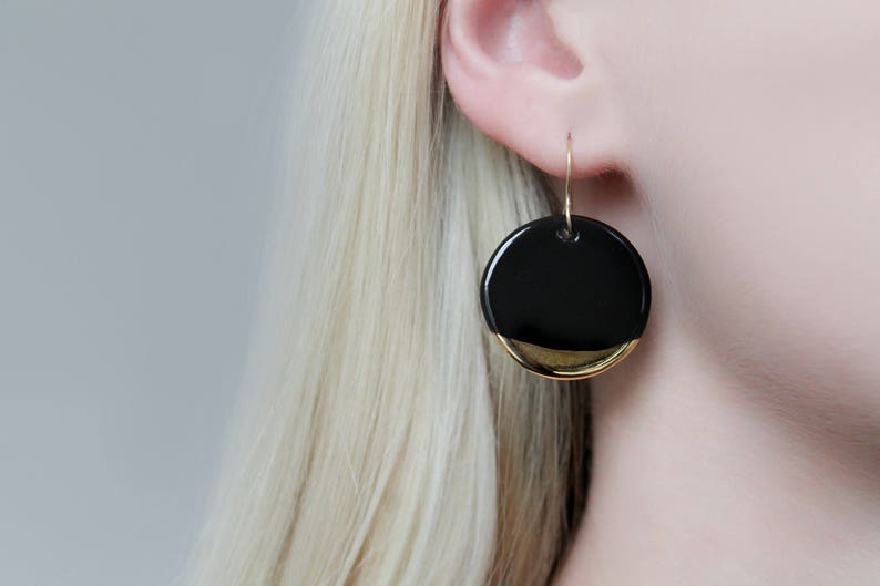 Boucles d'oreilles rondes en porcelaine noire, Bijoux intemporels avec trempette dorée, Boucles d'oreilles minimalistes image 2