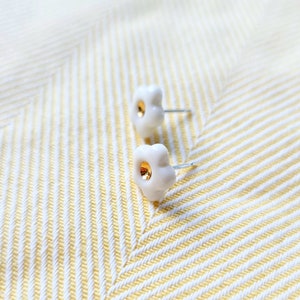 Dainty daisy stud earrings, White floral earrings, Porcelain flower jewelry, Cute gifts for women 画像 4