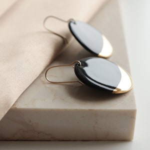 Boucles d'oreilles rondes en porcelaine noire, Bijoux intemporels avec trempette dorée, Boucles d'oreilles minimalistes image 6