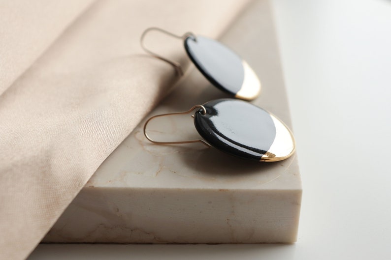 Boucles d'oreilles rondes en porcelaine noire, Bijoux intemporels avec trempette dorée, Boucles d'oreilles minimalistes image 6