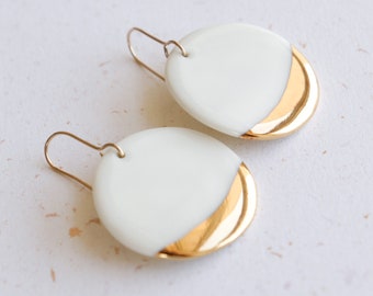 Pendientes de porcelana de inmersión de oro blanco, pendientes colgantes, joyería minimalista, pendientes de cerámica hechos a mano, pendientes redondos