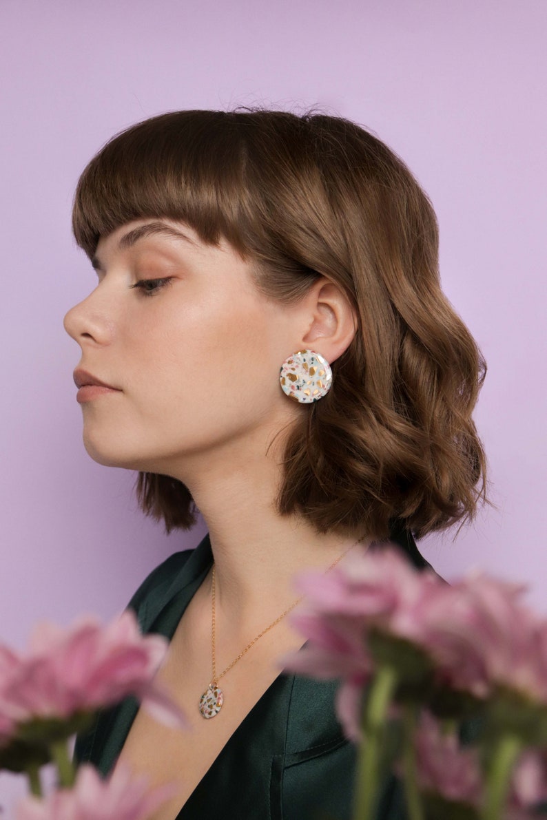 Round earrings with terrazzo effect