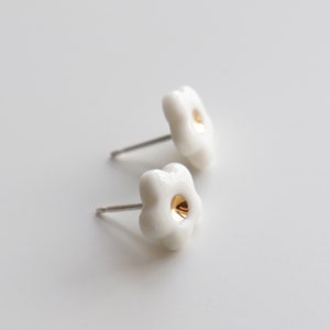 Dainty daisy stud earrings, White floral earrings, Porcelain flower jewelry, Cute gifts for women 画像 5