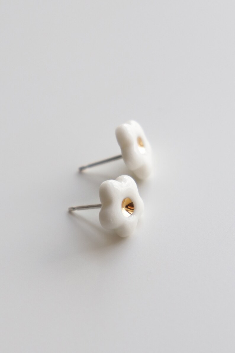 Dainty daisy stud earrings, White floral earrings, Porcelain flower jewelry, Cute gifts for women 画像 5