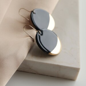 Boucles d'oreilles rondes en porcelaine noire, Bijoux intemporels avec trempette dorée, Boucles d'oreilles minimalistes image 5