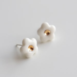 Dainty daisy stud earrings, White floral earrings, Porcelain flower jewelry, Cute gifts for women 画像 3