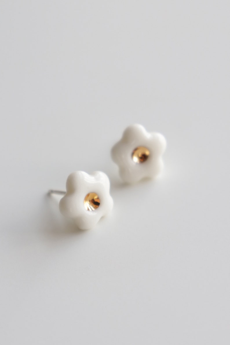 Dainty daisy stud earrings, White floral earrings, Porcelain flower jewelry, Cute gifts for women 画像 3