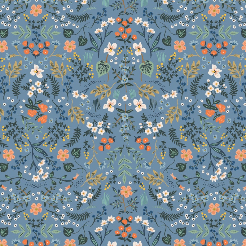 Puede incluir: Un patr&oacute;n sin costuras que presenta una variedad de flores y hojas en tonos de azul, verde, naranja y blanco sobre un fondo azul claro.