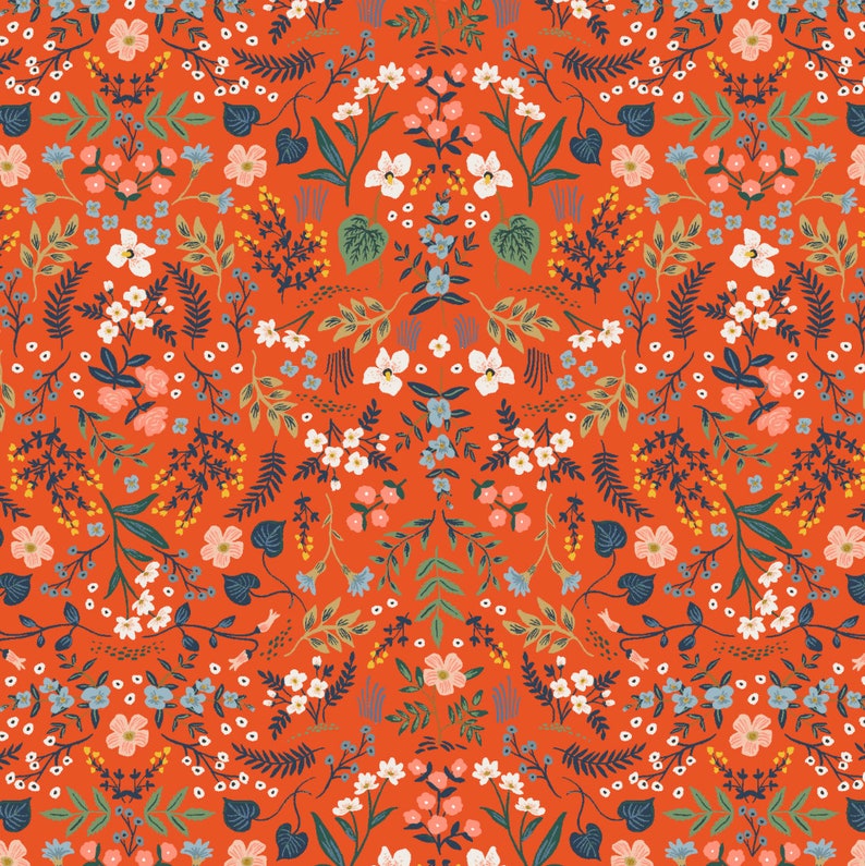 K&ouml;nnte beinhalten: Ein nahtloses Muster mit verschiedenen Blumen und Bl&auml;ttern in Wei&szlig;-, Rosa-, Blau-, Gr&uuml;n- und Gelbt&ouml;nen auf einem leuchtend orangen Hintergrund.
