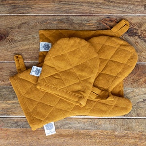 Linen oven mitten set of 3. Linen kitchen gloves and pot holder set . Linen kitchen mitten with heat-insulated padding- filling- gift set