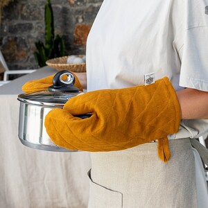 Linen OVEN MITTEN set of 3.Linen kitchen gloves and pot holder set.Linen kitchen mitten with heat-insulated padding image 3