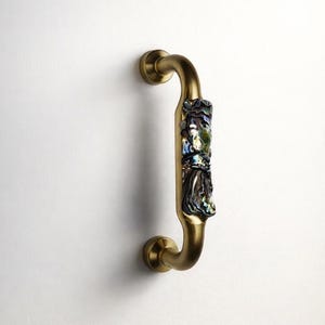 Maniglie per cassetti in conchiglia di abalone da fonti sostenibili, 3”, 3-3/4”, 5”, 6,3” + ottone anticato