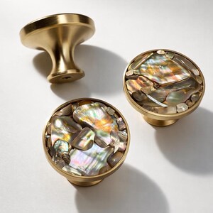 持続可能な方法で調達されたアワビ貝のピンクキャビネットノブ 1.5インチ ブラッシュドゴールド